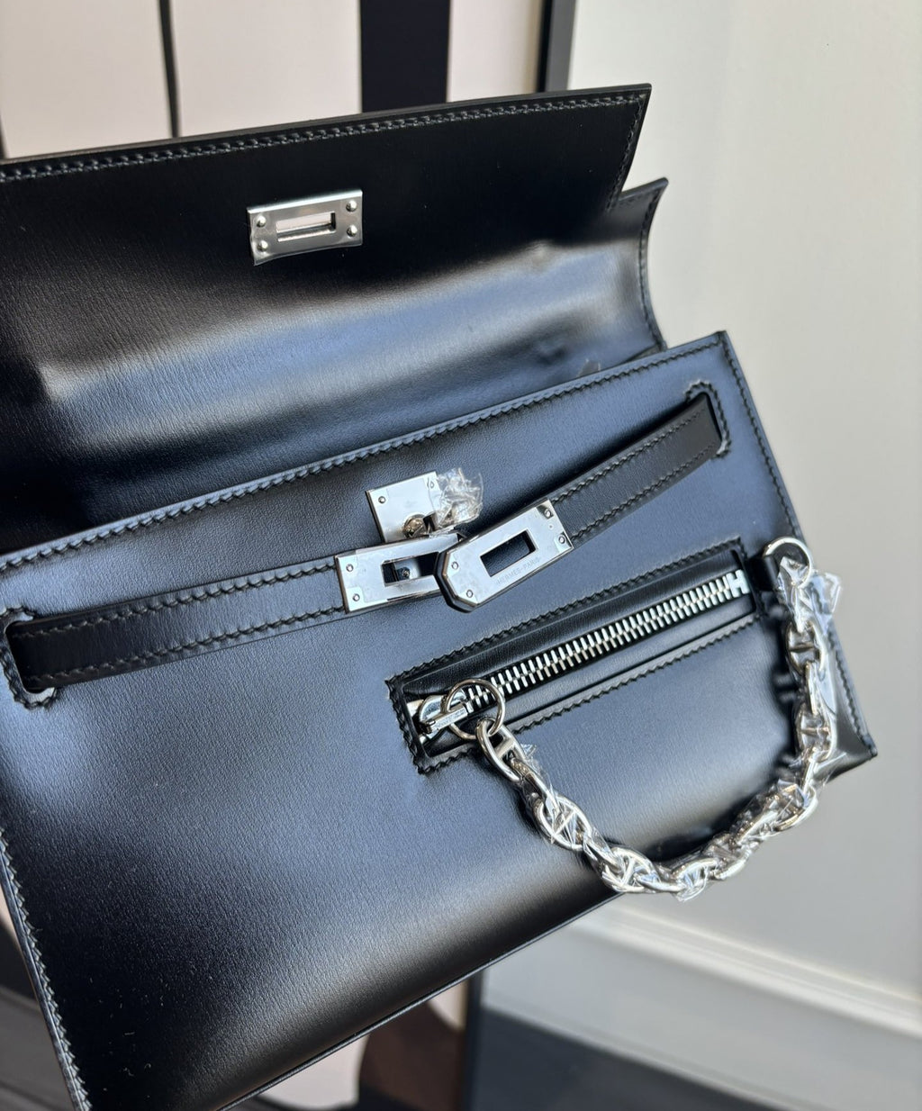 Czarna Geometryczna Torebka z Srebrnym Łańcuchem i Centralnym Metalowym Zapięciem